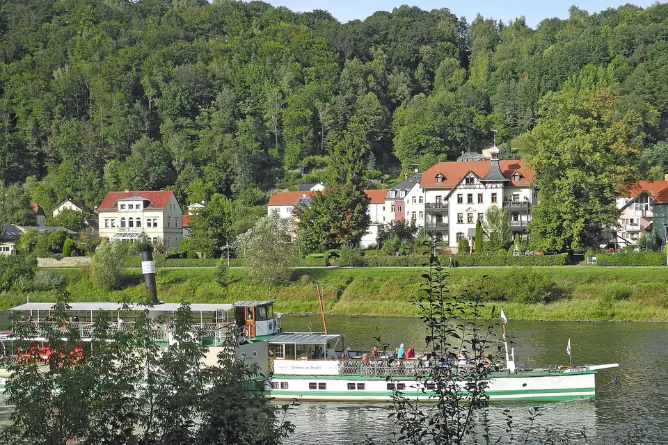 Ausflugsschiff auf der Elbe bei Bad Schandau