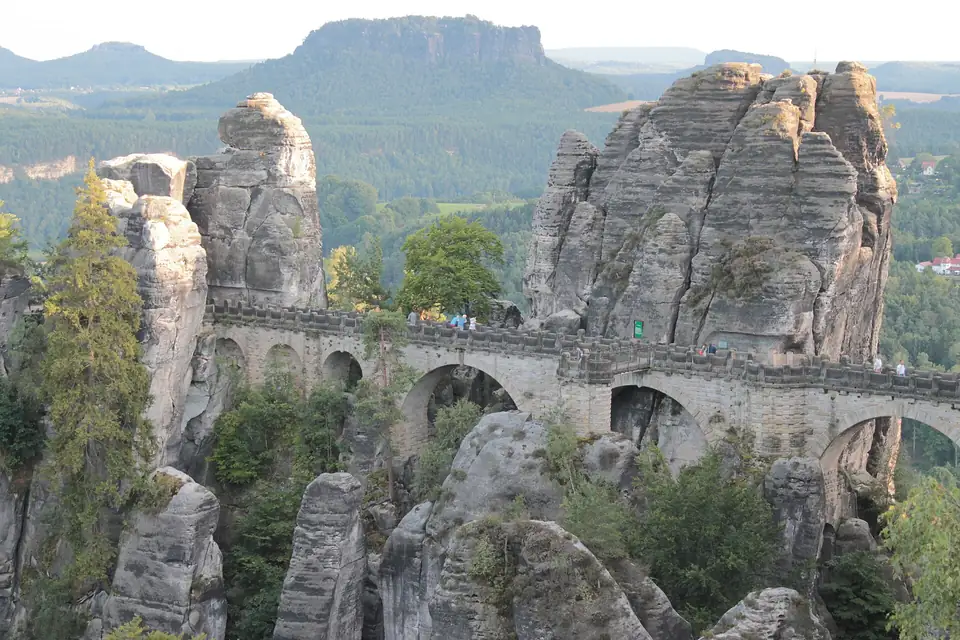 Die Basteibrücke zwischen den Sandsteintürmen der Bastei
