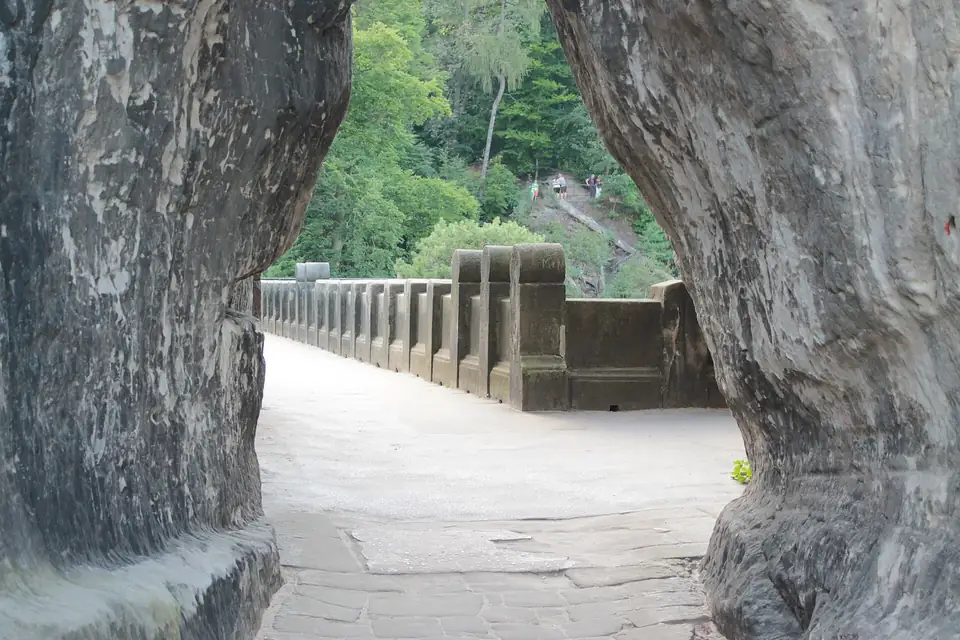 Durchgang zwischen den Felsen an der Basteibrücke