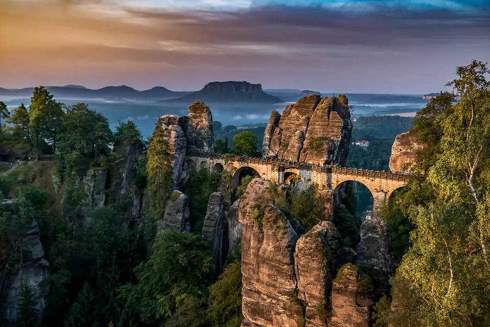 De Basteibrücke bij ochtendlicht, met de Lilienstein in de verte