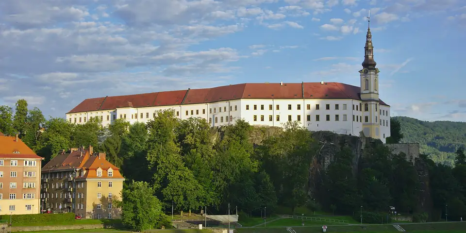 Kasteel Děčín boven de stad