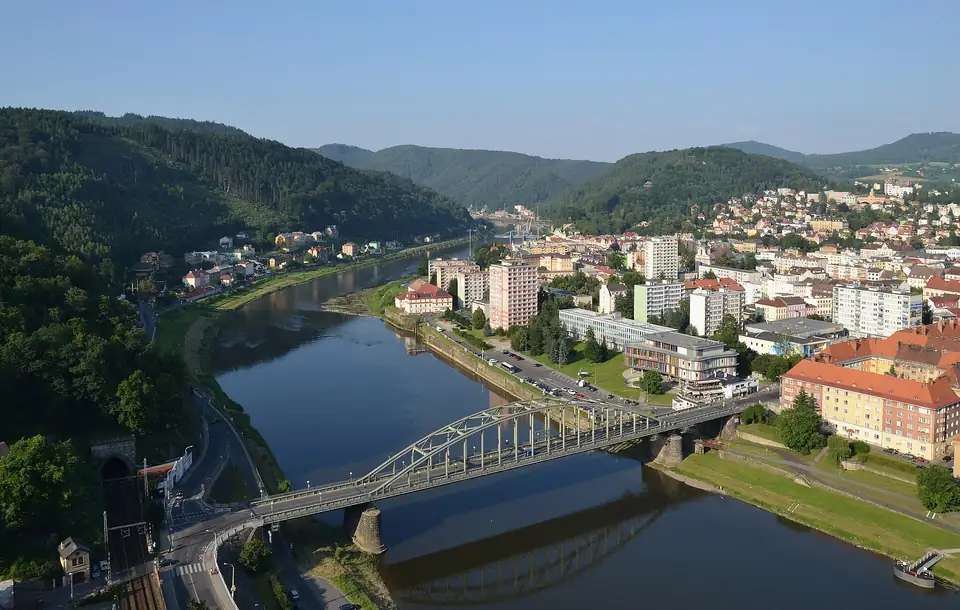 Děčín en de Elbe, gezien vanaf de Pastýřská stěna