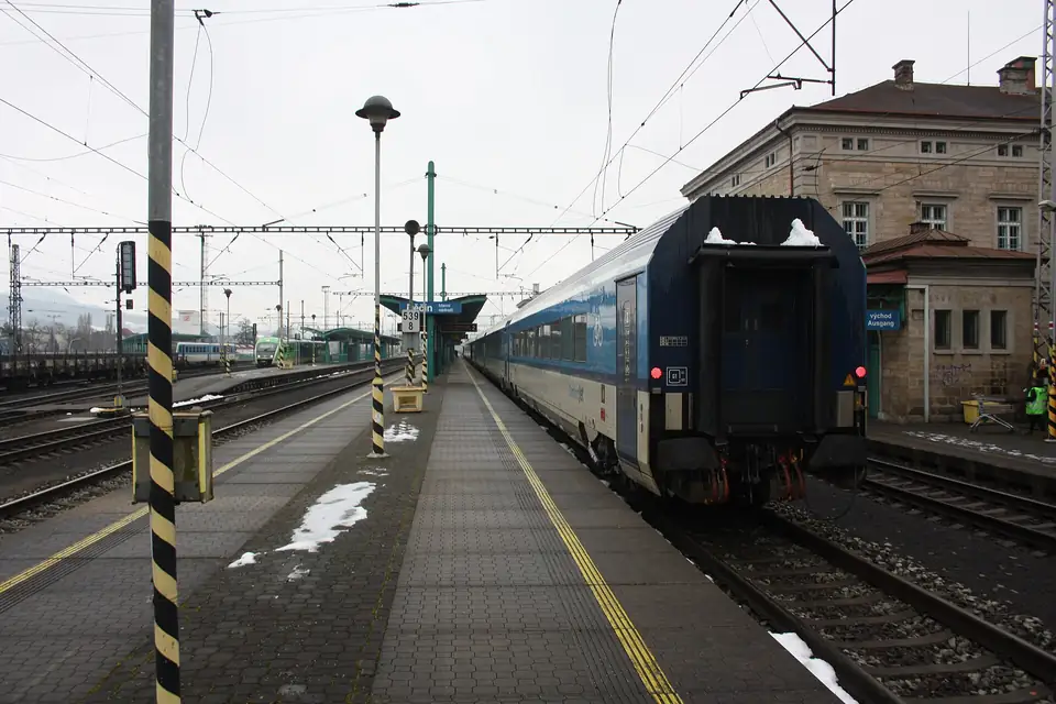 Internationaler Zug im Hauptbahnhof Děčín, 2026