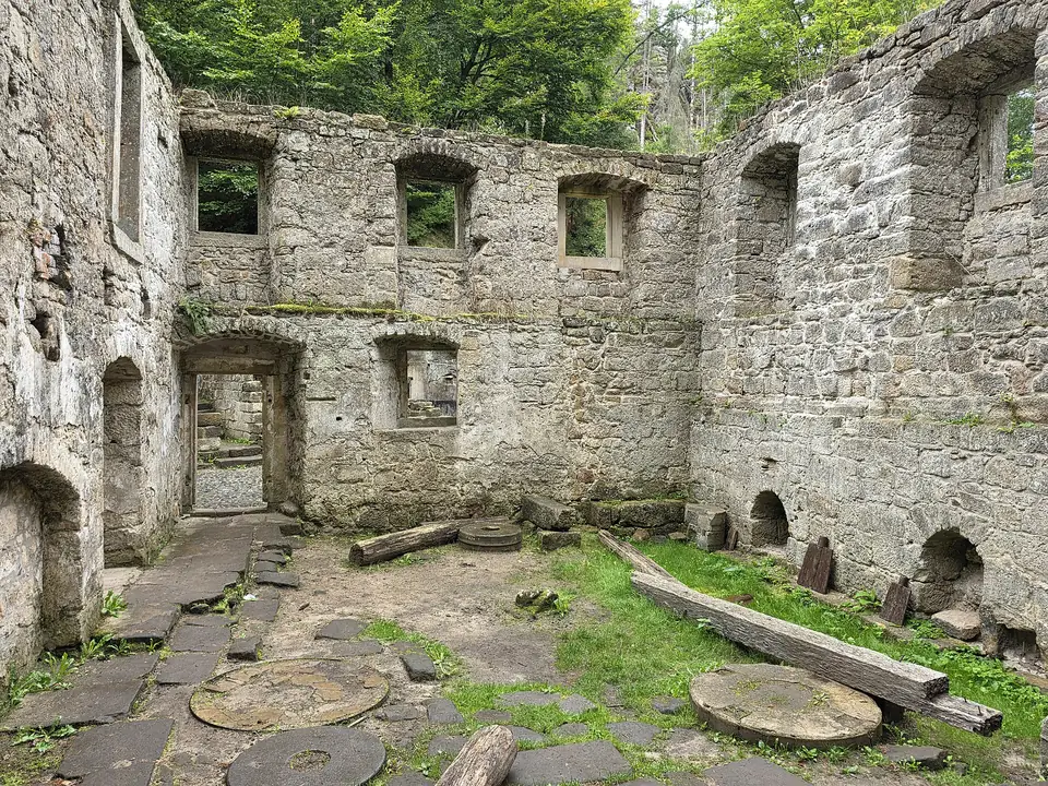 Binnenkant van de molenruïne Dolský mlýn