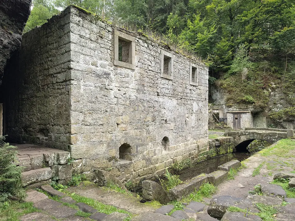 Die Mühlenruine Dolský mlýn (Grundmühle) an der Kamnitz