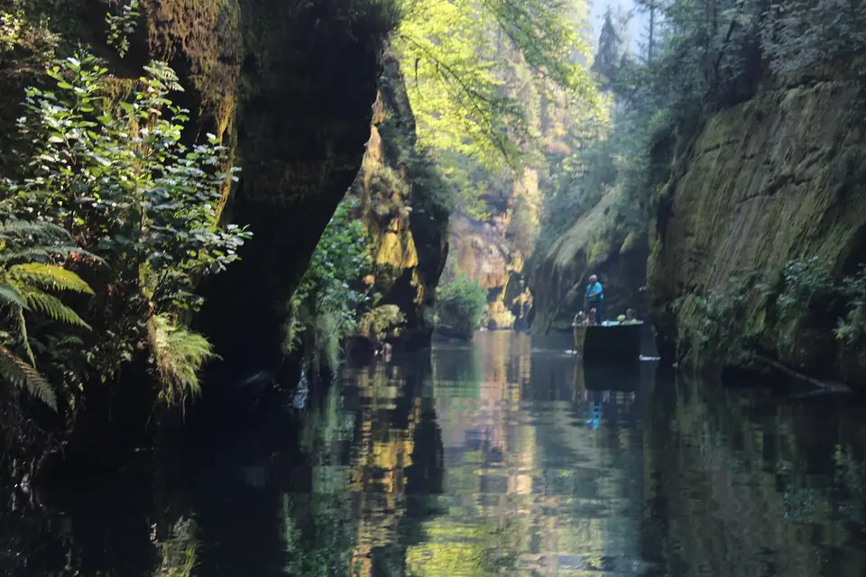 Boottocht door de Edmundova soutěska bij Hřensko