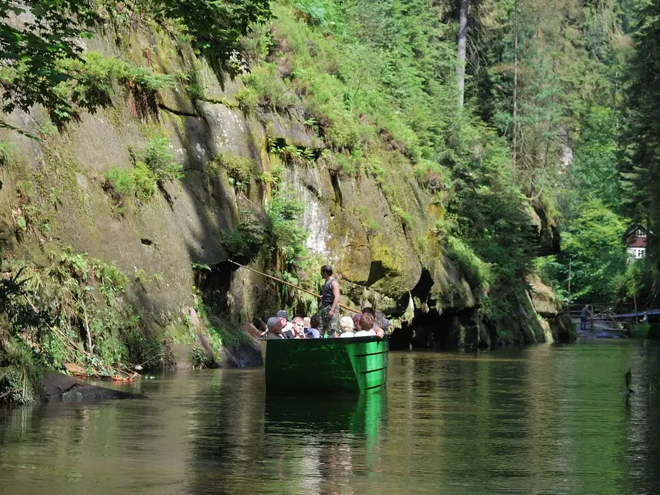 Kahn mit Besuchern in der Edmundsklamm (Edmundova soutěska)