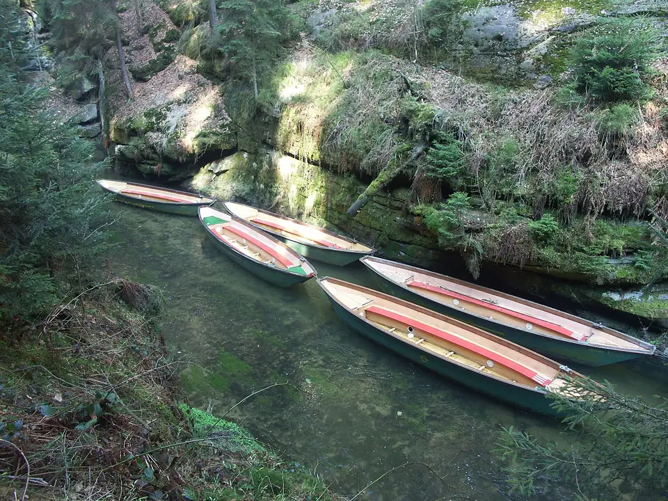 Lege boten in de Edmundova soutěska, richting Hřensko