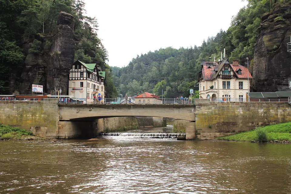 De monding van de Kamenice in de Elbe bij Hřensko, vanaf het water