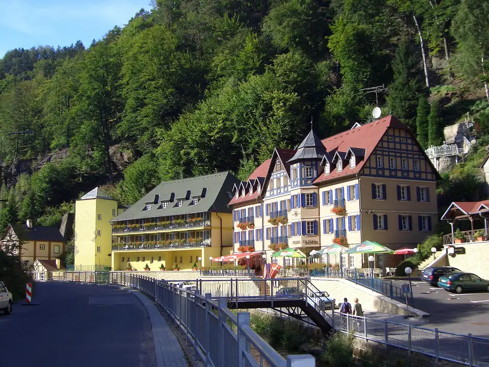 Hřensko (Herrnskretschen): Häuser an der Kamnitz im Herbst