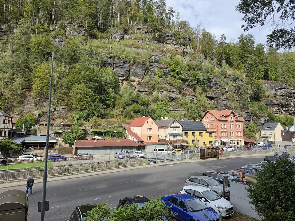 Hřensko met de weg en parkeerplaatsen onder de rotsen, 2026