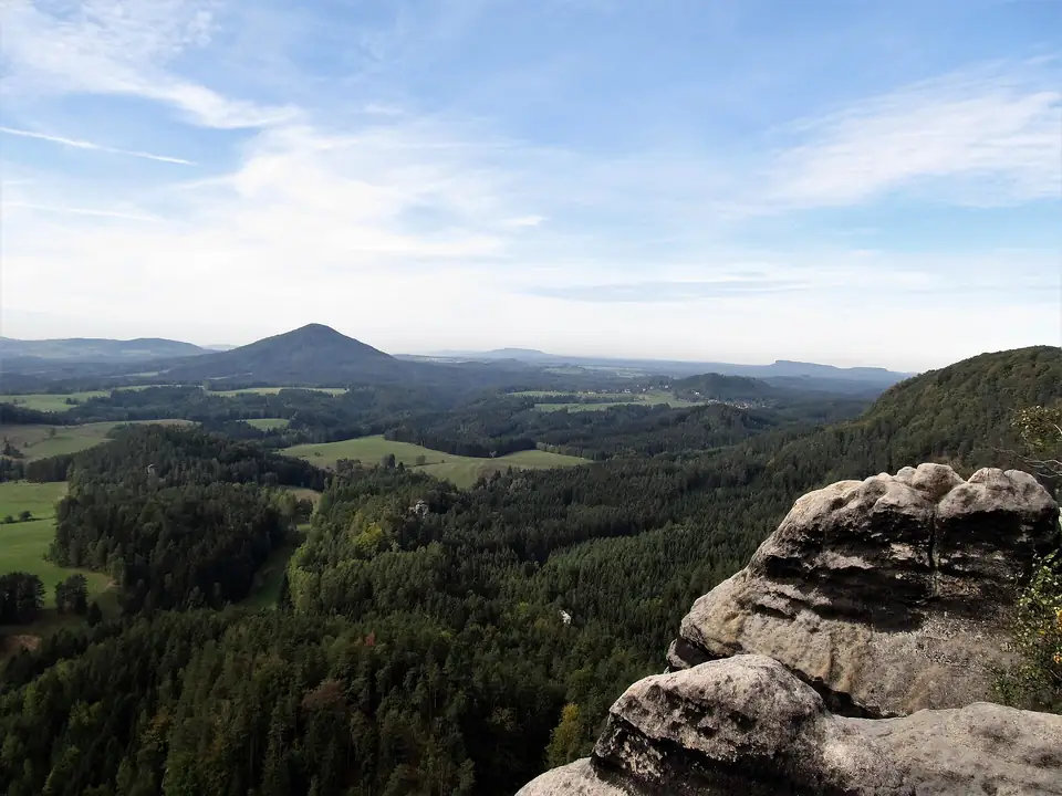 Blick von der Mariina vyhlídka über die Wälder bei Jetřichovice