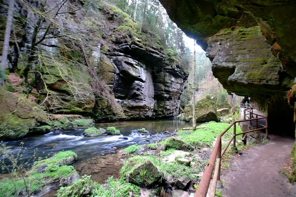 Wanderweg mit Geländer an der Kamnitz (Kamenice)