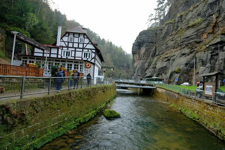 Der Beginn des Kamnitztals am Ortsrand von Hřensko