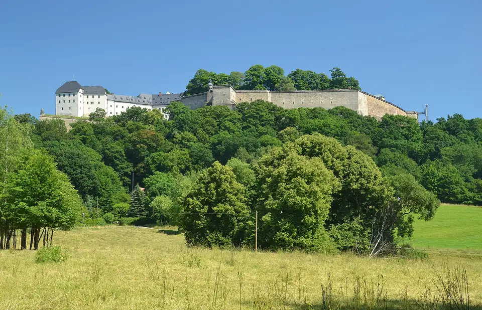 Vesting Königstein op haar tafelberg boven het Elbedal