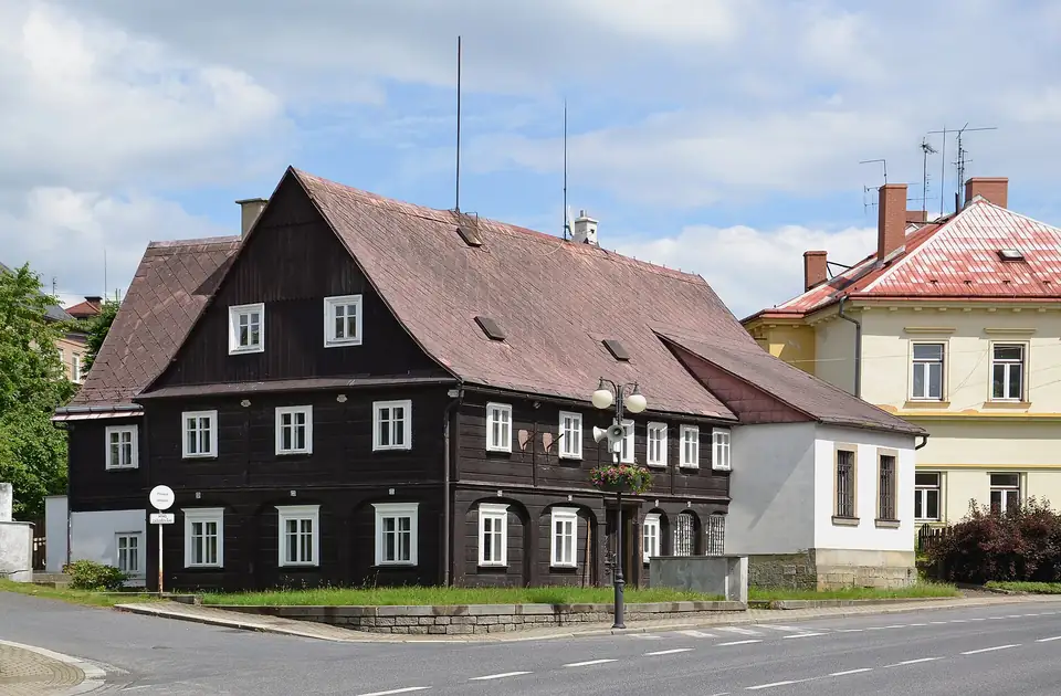 Oud houten huis in Krásná Lípa
