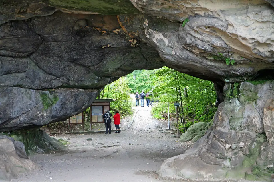 De rotspoort Kuhstall in Saksisch Zwitserland