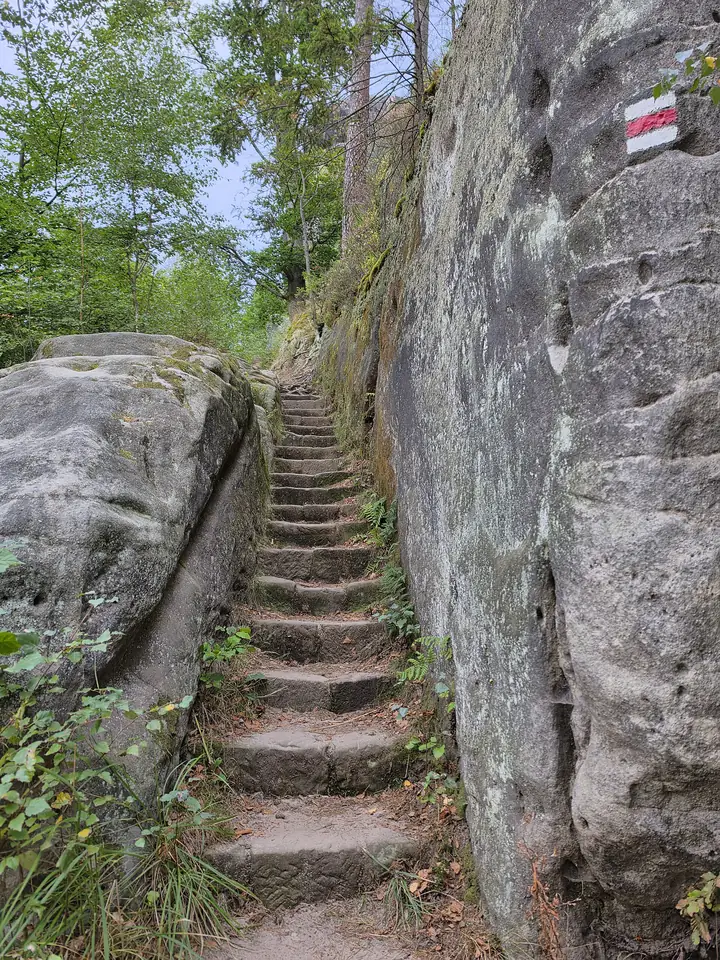 Treppe im Fels auf dem Weg von Vysoká Lípa zum Kleinen Prebischtor