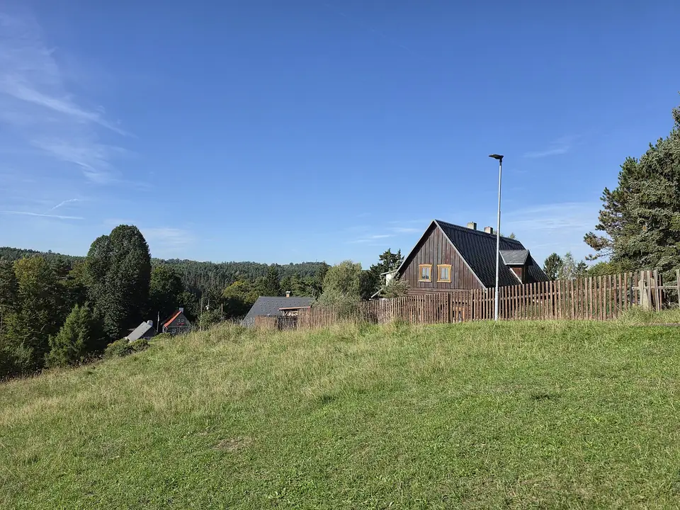 Het dorpje Mezná boven het Kamenicedal, 2026