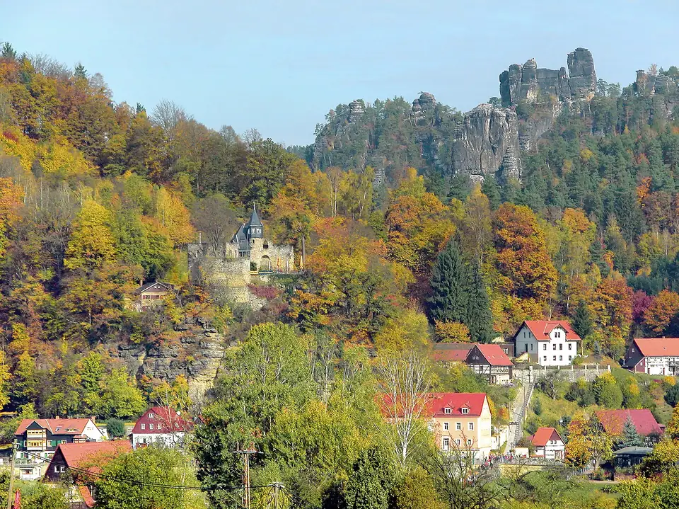 Kurort Rathen mit der Burg Altrathen, von Süden gesehen