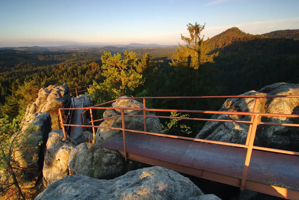 Uitzichtplatform op de top van de rotsburcht Šaunštejn