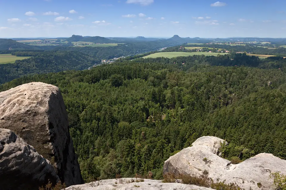 Blick über die Schrammsteine und das Elbsandsteingebirge