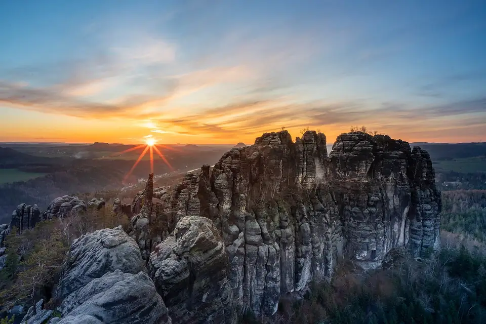 Zonsondergang boven de Schrammsteine, gezien vanaf de Schrammsteinaussicht