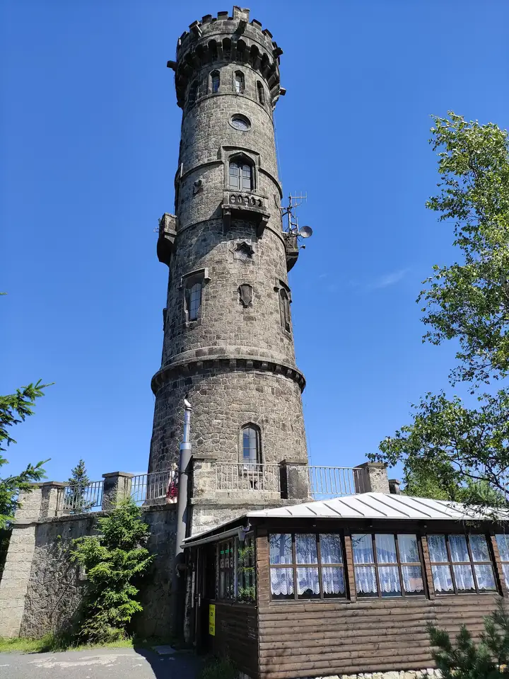 Der steinerne Aussichtsturm auf dem Hohen Schneeberg (Děčínský Sněžník)
