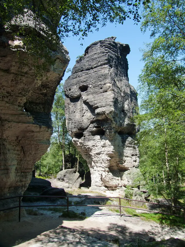 Zandsteenblokken in de Tiské stěny
