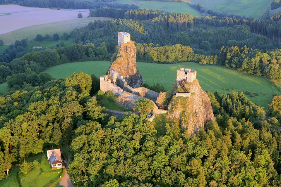Kasteelruïne Trosky in het Boheems Paradijs, luchtfoto