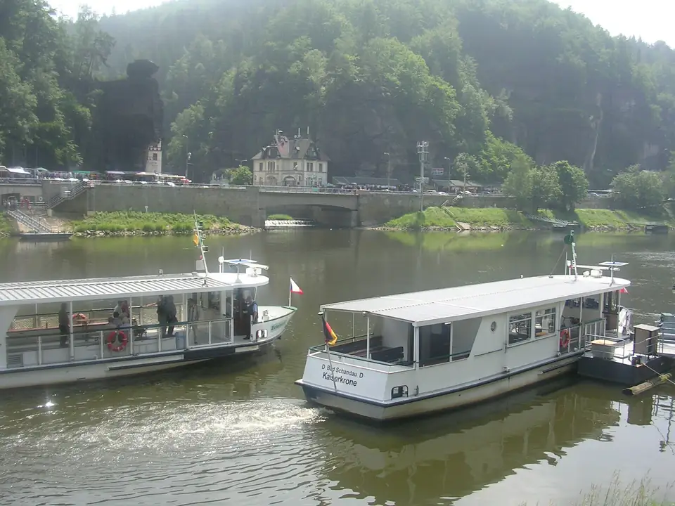 De veerpont tussen Schöna en Hřensko op de Elbe