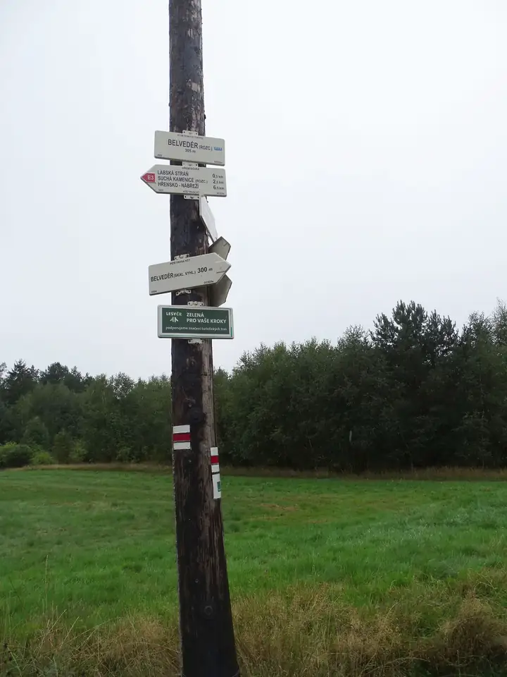 Wegwijzer van de KČT bij het uitzichtpunt Belvedér